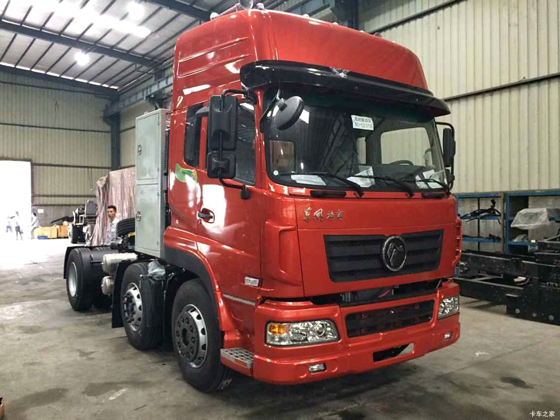 东风 特商重卡 375马力 6X2 LNG牵引车