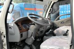 东风 多利卡D6 115马力 4X2 3300轴距单排危化品运输车底盘