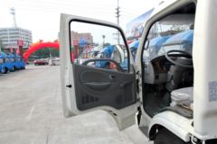 东风 多利卡D6 115马力 4X2 3300轴距单排危化品运输车底盘