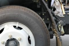 东风 多利卡D6 115马力 4X2 3300轴距单排危化品运输车底盘