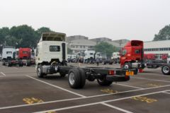 东风柳汽 乘龙M3中卡 190马力 4X2 7.7米单排载货车底盘
