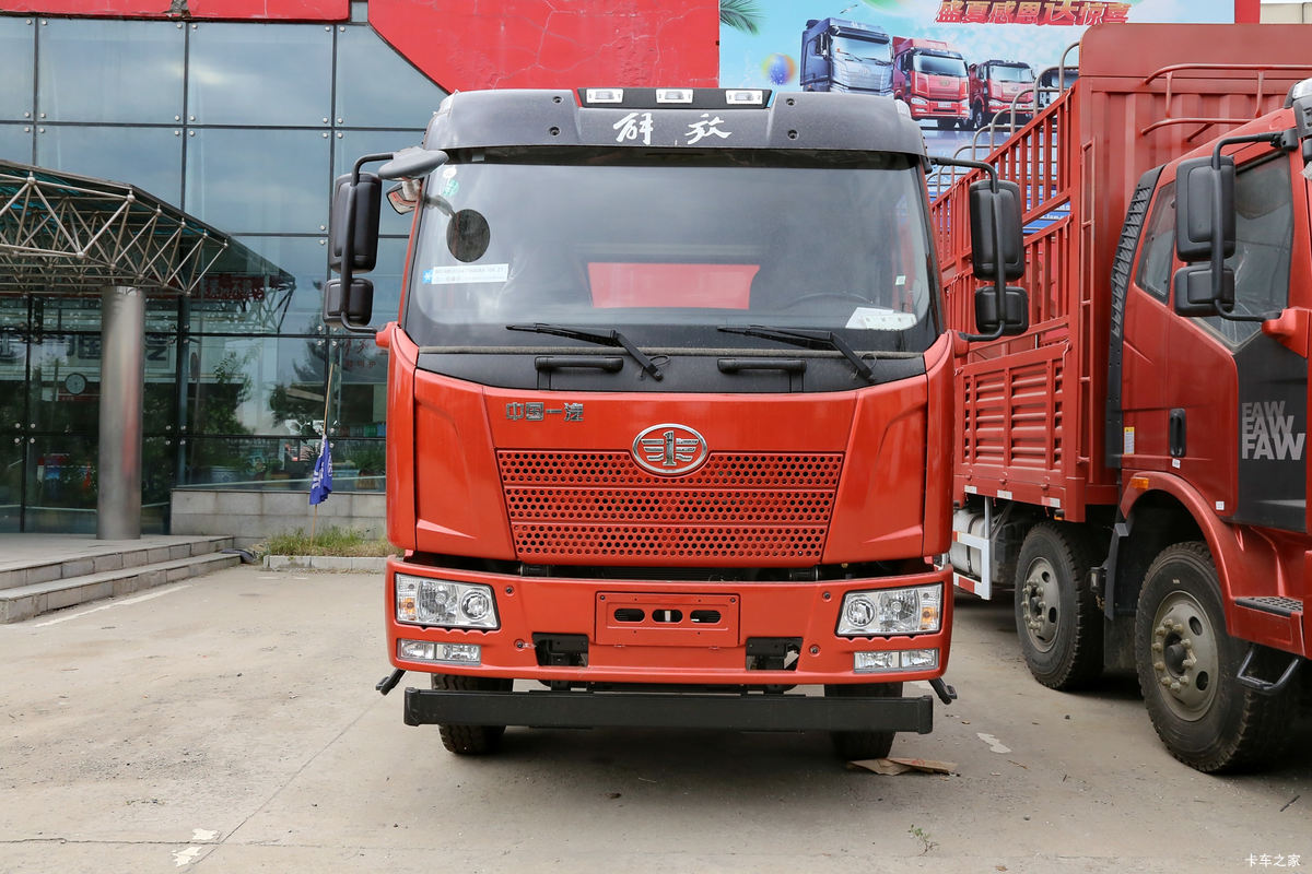 一汽解放 J6L中卡 复合型 220马力 6X2 9.7米栏板载货车