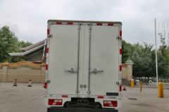 江铃 凯锐800 122马力 4.1米单排厢式轻卡(JX5047XXYXG2)