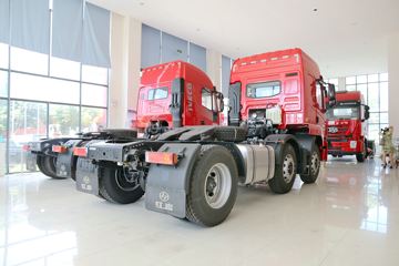 红岩杰卡&nbsp;牵引车外观                                                图片