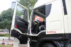 依维柯 Stralis Hi-Way重卡 500马力 6X2R牵引车