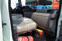 东风商用车 天锦中卡 140马力 4X2 7.1米厢式载货车(DFL5100XXYBX8A)