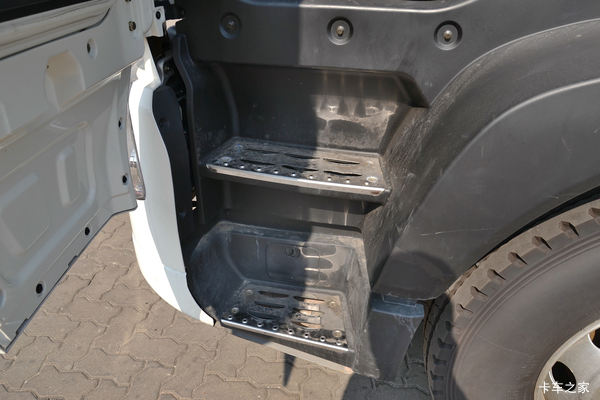 中国重汽 HOWO T5G 210马力 4X2 油罐车底盘(ZZ