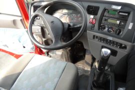 特商底盘&nbsp;随车吊驾驶室图片