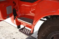 东风商用车 天锦中卡 180马力 4X2 6.75米排半仓栅式载货车(DFL5160CCQBX5)