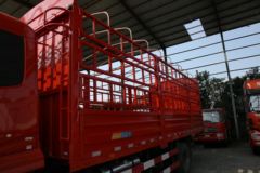 东风商用车 天锦中卡 180马力 4X2 6.75米排半仓栅式载货车(DFL5160CCQBX5)