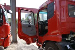 东风商用车 天锦中卡 180马力 4X2 6.75米排半仓栅式载货车(DFL5160CCQBX5)