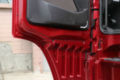 四川现代 创虎XCIENT重卡 410马力 8X4 9.3米排半载货车底盘(CHM1310KPQ80M)