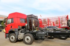 青岛解放 悍V重卡 220马力 6X2 载货车底盘(CA5250CCYP1K2L7T3E4A80-1)