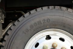 青岛解放 悍V重卡 220马力 6X2 载货车底盘(CA5250CCYP1K2L7T3E4A80-1)