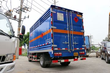 骏铃 爆破器材运输车外观图片