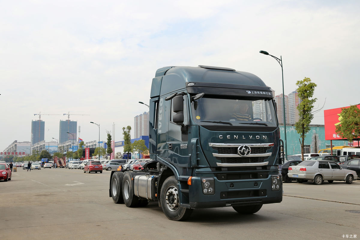 上汽红岩 杰狮C100重卡 480马力 6X4牵引车(蓝)