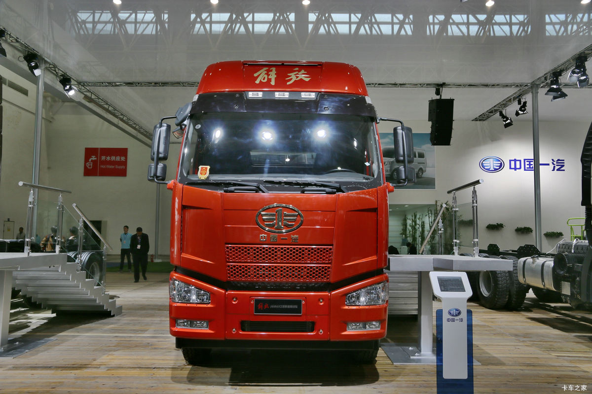 一汽解放 新J6M重卡 280马力 6X2 9.65米仓栅式载货车