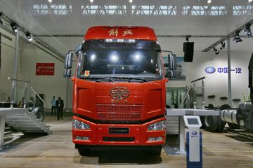 一汽解放 J6M重卡 280马力 6X2 9.5米仓栅式载货车(CA5250CCYP63K1L6T3E5)