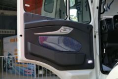 中国重汽 豪瀚J5G中卡 160马力 4X2 6.75米厢式载货车(ZZ5165XXYH5213D1)