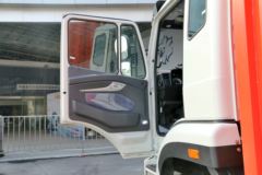 中国重汽 豪瀚J5G中卡 160马力 4X2 6.75米厢式载货车(ZZ5165XXYH5213D1)