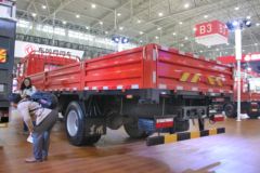 东风 多利卡D9中卡 170马力 4X2栏板载货车