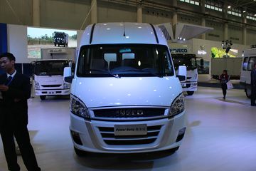 南京依维柯 宝迪 2016款 尊享版 A32 146马力 3.0T商务车