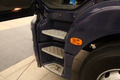 陕汽重卡 德龙新M3000 轻量化版 270马力 6X2厢式载货车(SX5208XXYML703)