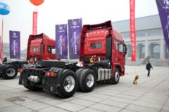 陕汽康明斯 德龙新X3000 轻量化版 420马力 6X4 危险品牵引车(SX42584V324C)