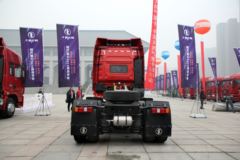 陕汽康明斯 德龙新X3000 轻量化版 420马力 6X4 危险品牵引车(SX42584V324C)