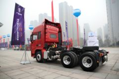 陕汽康明斯 德龙新X3000 轻量化版 420马力 6X4 危险品牵引车(SX42584V324C)