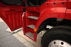 陕汽康明斯 德龙新X3000 轻量化版 420马力 6X4 危险品牵引车(SX42584V324C)