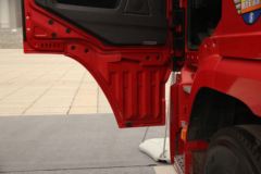 陕汽康明斯 德龙新X3000 轻量化版 420马力 6X4 危险品牵引车(SX42584V324C)