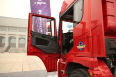 陕汽康明斯 德龙新X3000 轻量化版 420马力 6X4 危险品牵引车(SX42584V324C)