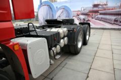 陕汽康明斯 德龙新X3000 轻量化版 420马力 6X4 危险品牵引车(SX42584V324C)