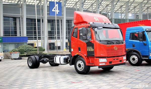 一汽解放 J6L中卡 领航版 180马力 4X2 6.8米载货车底盘(CA1160P62K1L3A1E4)