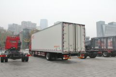 一汽解放 J6P重卡 260马力 6X2 8.7米厢式载货车(CA5200XXYP63K1L6T3E4)