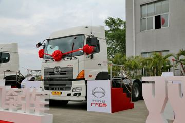 广汽日野 700系列重卡 450马力 6X4牵引车(YC4251SS1EK4)