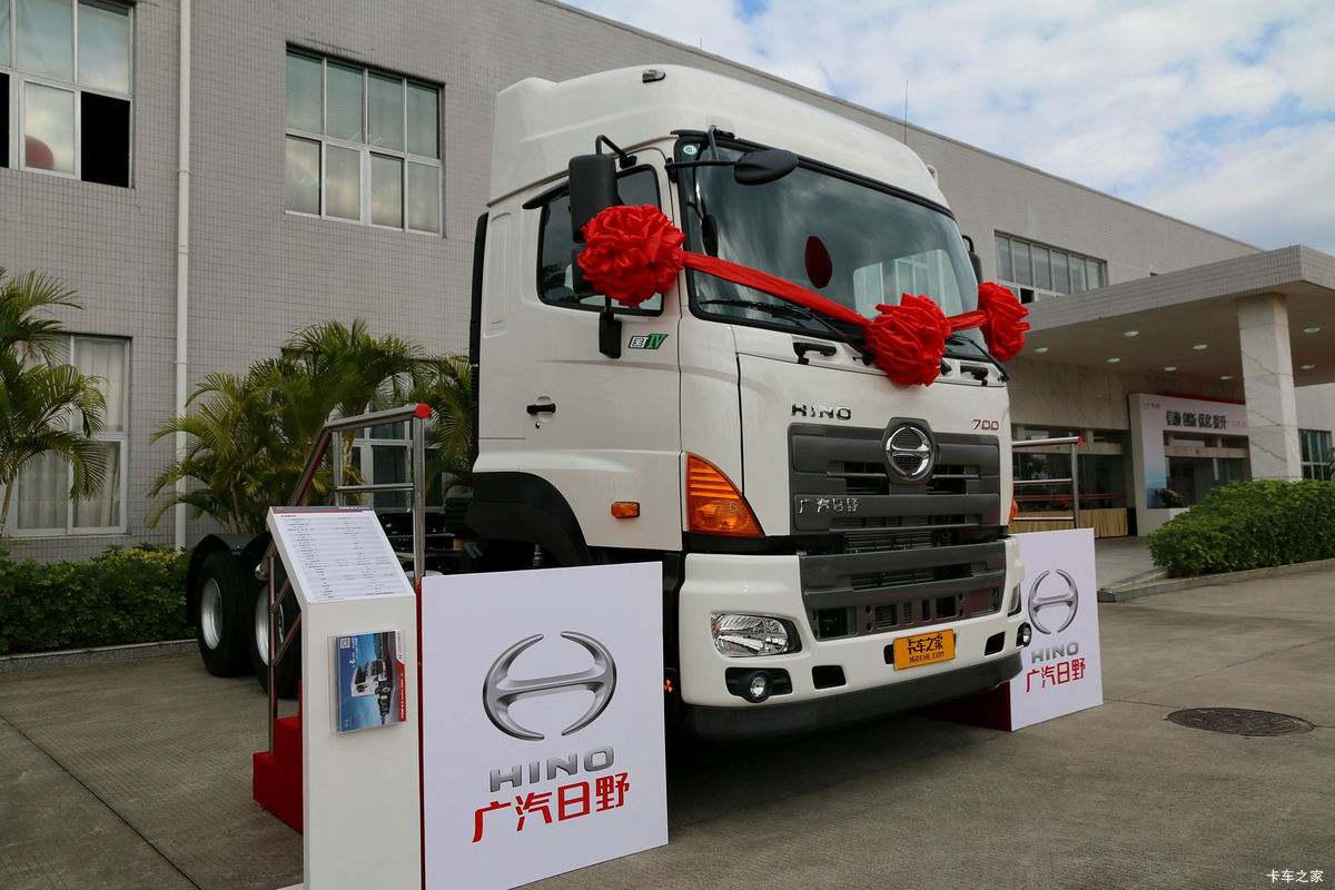 广汽日野 700系列 420马力 6X4双油箱牵引车