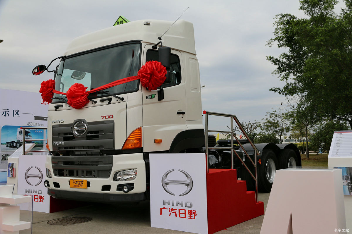 广汽日野 700系列重卡 轻量化版 380马力 6X4牵引车