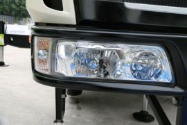 雷萨&nbsp;吊车外观                                                图片