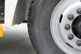 欧曼ETX&nbsp;清洗车底盘图片