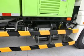 欧曼ETX&nbsp;清洗车底盘图片