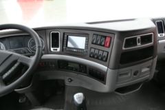 东风柳汽 乘龙H7重卡 240马力 6X2 9.6米厢式载货车(LZ5250XXYKM5CA)