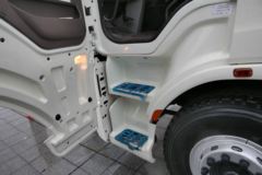 东风柳汽 乘龙H7重卡 240马力 6X2 9.6米厢式载货车(LZ5250XXYKM5CA)