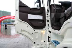 东风柳汽 乘龙H7重卡 240马力 6X2 9.6米厢式载货车(LZ5250XXYKM5CA)