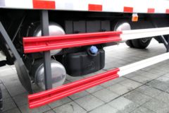 东风柳汽 乘龙H7重卡 240马力 6X2 9.6米厢式载货车(LZ5250XXYKM5CA)