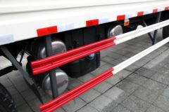 东风柳汽 乘龙H7重卡 240马力 6X2 9.6米厢式载货车(LZ5250XXYKM5CA)