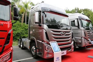 四川现代 创虎XCIENTP440重卡 440马力 6X4牵引车(提升桥)