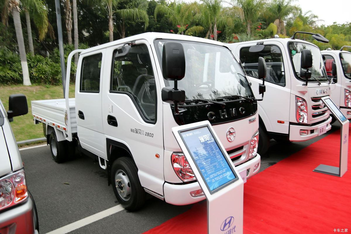 四川现代 瑞贝 113马力 2.6米双排栏板轻卡