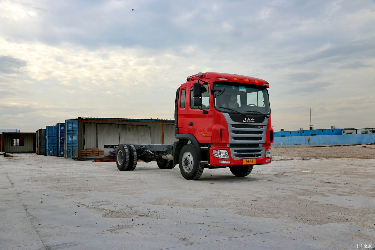 江淮 格尔发A5L中卡 180马力 4X2 6.2米排半仓栅式载货车